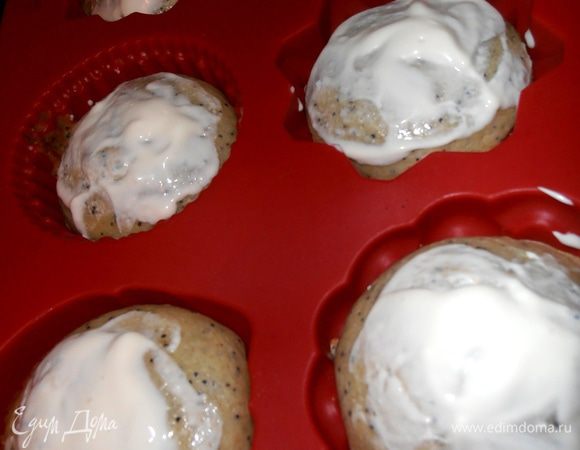 Отправляем в духовку (180*) на 40 минут,но примерно на полпути достаём и смазываем сметаной верхушки!