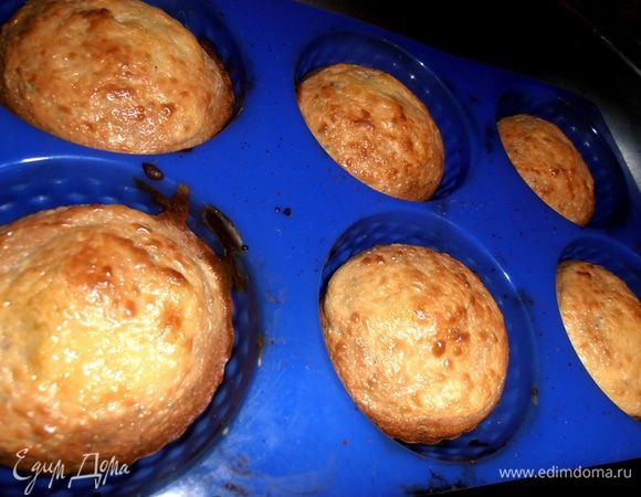 Теста хватило и на вторую силиконовую форму, но она помельче и выпекались маннички 35 минут.