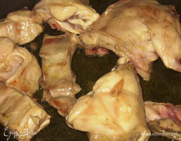 В сковороде разогреть оливковое масло и слегка обжарить мясо. Добавить морковь, мелко порезанный зелёный лук ,а через 2 минуты добавить чеснок и помидоры. Посолить, поперчить, влить 1 стакан воды и протушить 2 минуты.