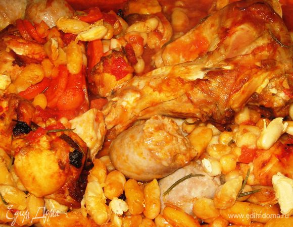 Поместить в керамическую форму и запекать в разогретой до 200 °С духовке 30 минут. Добавить фасоль, нарезанные небольшими кусочками колбаски и запекать ещё 20 минут. Приятного аппетита:)