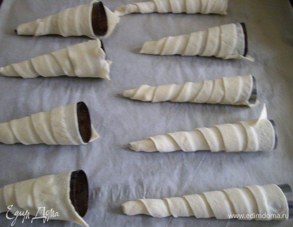 обмотать этими полосками формы-конусы. 
Формочки мне достались от мамули, ну и докупала новых еще. 