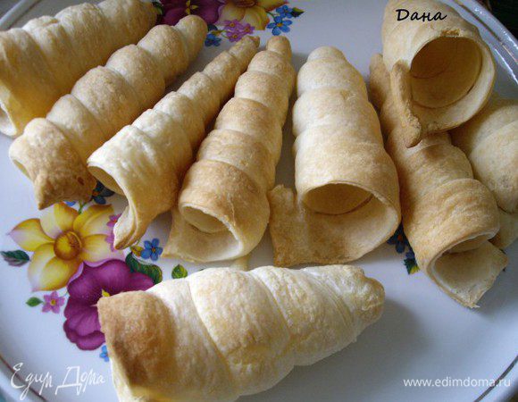 Старые формы значительно лучше новых,они чуть короче,но зато шире,новые узкие и длинные.
Испечь трубочки до золотистого цвета. Снять с формочек и охладить.