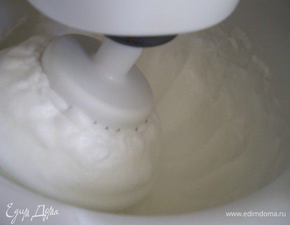 Если нет градусника, то можно капнуть каплю сиропа в холодную воду и прижать пальчиком, капля держит форму.
Всыпать немного лимонки в сироп и быстро размешать, поднимется пена. Выключить огонь.
Одновременно взбивать белки.