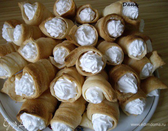 Наполнить трубочки. Можно присыпать пирожные сах. пудрой, а крем орешками.
Приятного!!!!