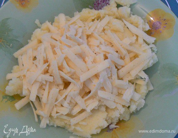 Картофель  отвариваем до готовности. Разминаем его в пюре. Остужаем.
Лук чистим, моем, мелко режем и обжариваем на растительном масле до золотистого цвета.
Соединяем картофельное пюре, тертый сыр и жареный лук. Хорошо перемешиваем.
