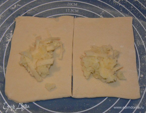  раскатываем и нарезаем квадратами .  Укладываем начинку , складываем тесто . Края прижимаем вилкой. 