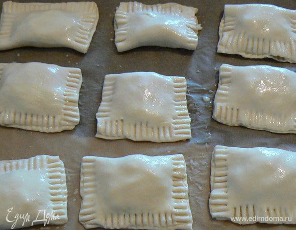 Смазываем пирожки чуть взбитым яйцом,( посыпаем кунжутом) и отправляем в нагретую до 200 гр. духовку примерно на 15-20 минут (как зарумянятся так и готовы).