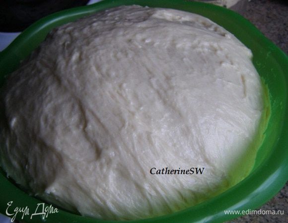 Добавьте остальные ингредиенты, замесите тесто. Накройте миску горячим, чуть влажным махровым полотенцем. Поставьте в место, где нет сквозняков, например, в шкаф. Идеальная температура для расстойки 25°C. Дайте тесту увеличиться в объеме в 3 раза, обомните. Процедуру повторите 3 раза. На расстойку теста у меня ушло 2 часа. Все зависит от дрожжей, температуры воздуха и муки.