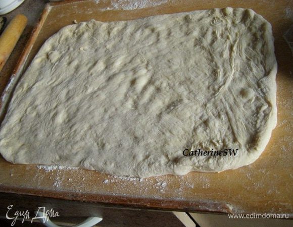 Тесто раскатайте в прямоугольный пласт.