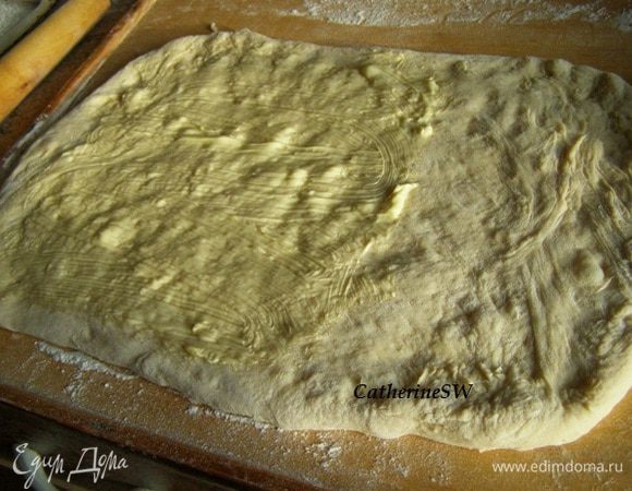 Прослаивайте маслом в 2 приема, можно, как и я, в 3.  ⅔ теста намажьте ⅓ частью масла.