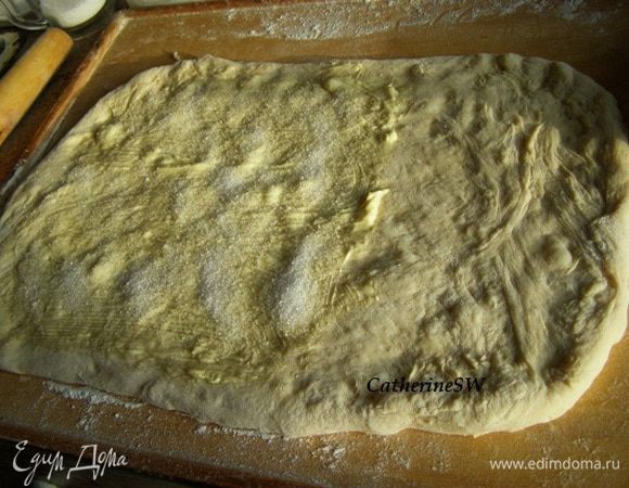 Посыпьте ⅓ частью сахара.