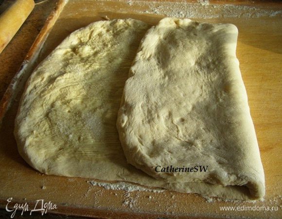 Несмазанной частью теста накройте половину смазанной.