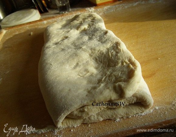 Сверху накройте свободным краем теста. Этот тип сложения теста называется одинарным туром.