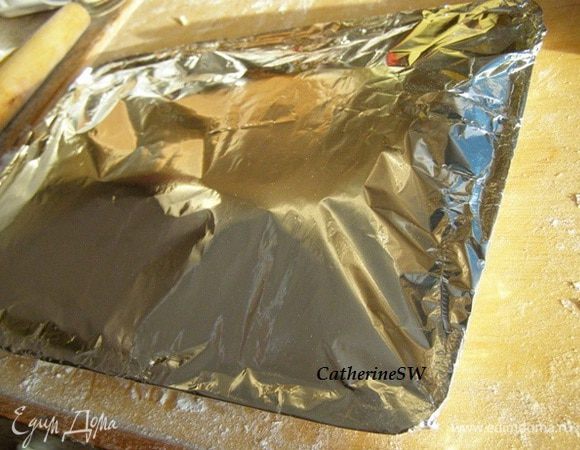 Переложите на противень, накройте фольгой. Уберите тесто в холодильник на 30 минут. Я убираю на 15 минут в холодильник, далее на 15 минут в морозильник. На выходе получаю тесто и масло с идеальной консистенцией для раскатывания. Масло не рвет тесто и не лезет наружу.