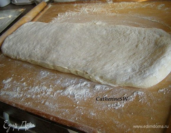 Через 30 минут достаньте тесто из холодильника, выложите на присыпанную мукой доску, раскатайте. Раскатывайте, начиная от центра вперед и назад, слегка надавливая скалкой.