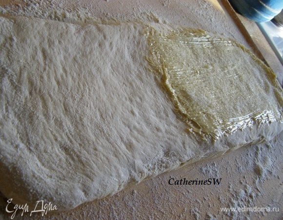 ⅔ теста смажьте половиной оставшегося масла, присыпьте половиной сахара.