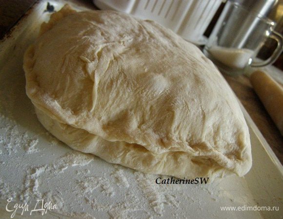 Края защипните. Накройте фольгой. Уберите в холодильник на 30 минут. По истечении времени используйте оставшееся масло и сахар по схеме, указанной выше. Края снова защипните.