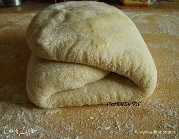 Когда тесто в очередной раз охладится, раскатайте и делайте булки. Если необходимо, повторите процедуру еще раз — раскатайте, сверните, охладите. Булочки будут более слоистыми.