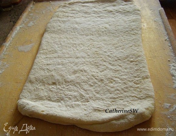 Достаньте тесто из холодильника. Раскатайте в пласт.