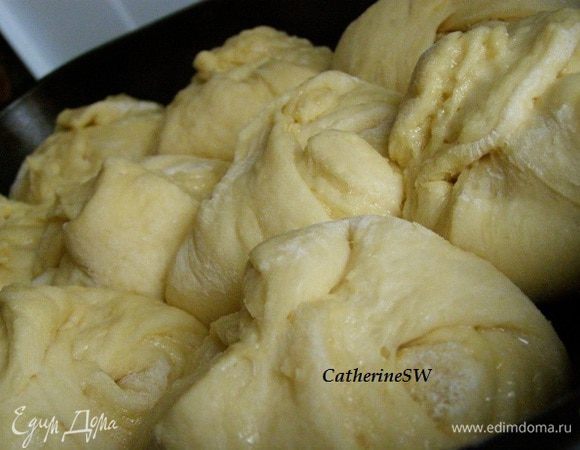 Сверните каждый квадрат теста уголками внутрь. Слегка придавите сверху ладонью. Дайте расстояться в течение 1–2 часов. Мои булочки увеличились в объеме в 2 раза в течение 1 часа.