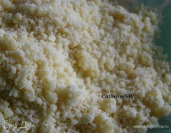 Приготовьте посыпку: пальцами разотрите муку, масло и сахар в крошку.<br />
 