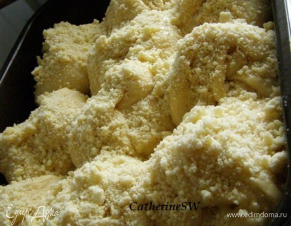 Булочки смажьте яйцом и посыпьте масляно-мучной смесью.