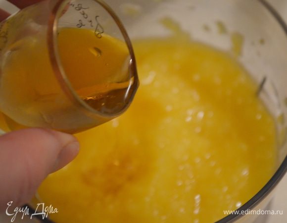 добавляем коньяк, сахарную пудру и щепотку соли. 