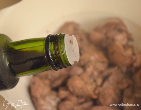 Готовую печень убрать со сковороды и сбрызнуть бальзамиком. 