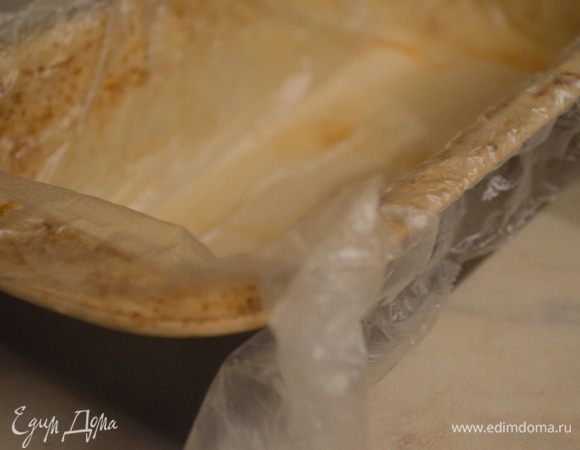 форму для кексов выстелить пищевой пленкой