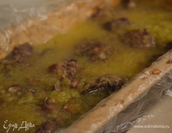 заливаем все персиковым пюре и отправляем в холодильник минимум на 3 часа, а лучше на ночь! 