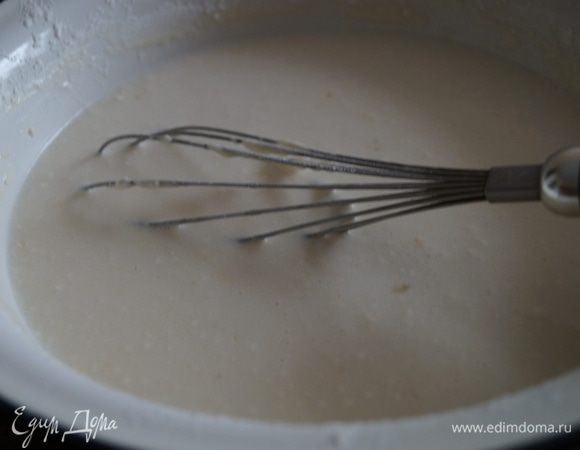 В молоко добавить соль, сахар, взбитые яйца и яичные белки. Затем добавить растительное масло, ванилин и постепенно муку.