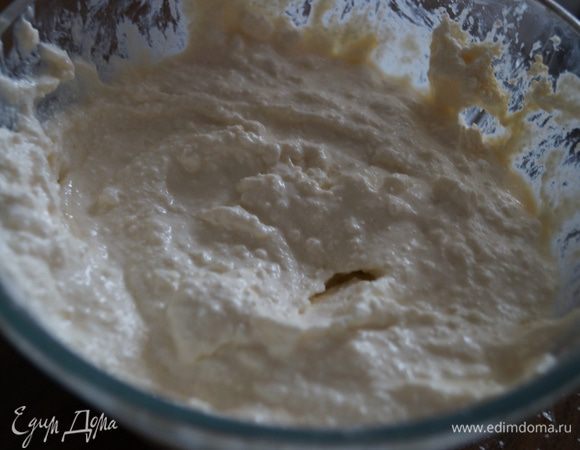 Творог протереть через сито, добавить сахар и яйца, хорошо перемешать