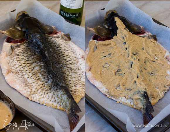 Взбейте в миске яйца, добавьте крахмал, соль и хлебные крошки (я использовала панировочные сухари). Положите карпа на противень, застеленный пергаментом, разрезом вниз, сбрызните вином и хорошо обмажьте получившейся массой. Ставьте рыбу в горячую духовку и запекайте 30 минут при 180 градусов.
