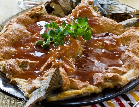 Тем временем приготовим соус. В сотейнике смешать воду с уксусом, вином и соевым соусом. Добавить томатную пасту и сахар. Поставить на огонь, довести до кипения и, помешивая, ввести крахмал, растворенный в 1 ст.л. воды. Проварить минут 5, снять с огня, перелить в соусник. 

Достаем нашего румяного карпа, перекладываем на блюдо прямо с пергаментом, аккуратно обрываем лишнюю бумагу и поливаем соусом. 
Приятного!