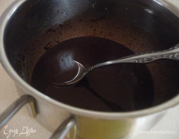 Сначала делаем ганаш (т.к он должен загустеть - для этого понадобится час или два): молоко налить в кастрюлю, довести до кипения, снять с плиты. Горячие молоко медленно вылить на шоколад. Мешать круговыми движениями, пока масса не станет абсолютно гладкой и блестящей. Добавить сливочного масла и размешать до однородности. Добавить 1 ст. ложку рома или коньяка. Поставить в холодильник.