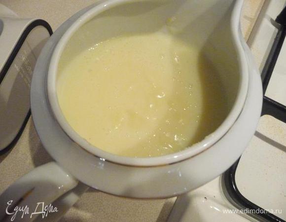 Я подумала, что будет слишком шоколадно, поэтому приготовила ванильный соус (так же можно подавать с мороженым): Желток взбить с сахаром и ванилином, добавить крахмал и молоко, растереть, чтобы не было комочков. Вскипятить молоко и влить его тонкой струйкой в желтковую смесь, варить постоянно помешивая (чтобы желток не сварился) до загустения.