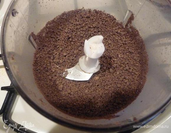 Коржи полить ганашем. 
Шоколад 60 г взбить в блендере, посыпать.