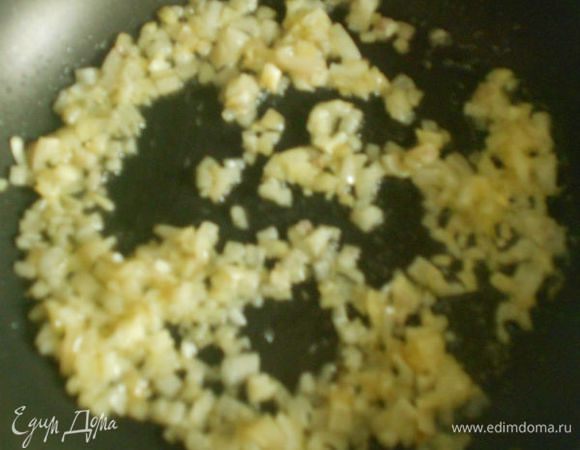 Растопить на сковороде немного сливочного масла и добавить лук-шалот. Готовить около 10 мин. до его мягкости, но не жарить.