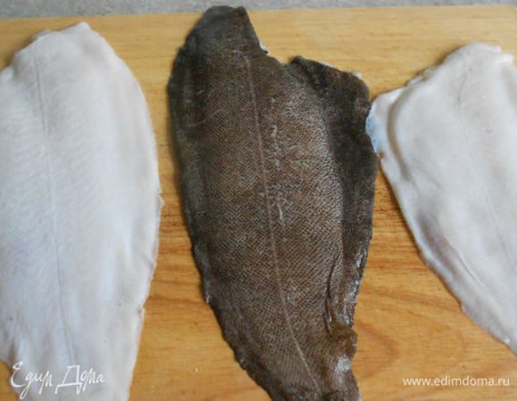 Камбалу почистить, разделать на филе.