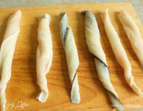 Филе разрезать посередине вдоль на 2 куска, скрутить по длине жгутом.