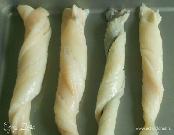 Выложить рыбу на очень горячий противень и поставить под гриль минут на 5.