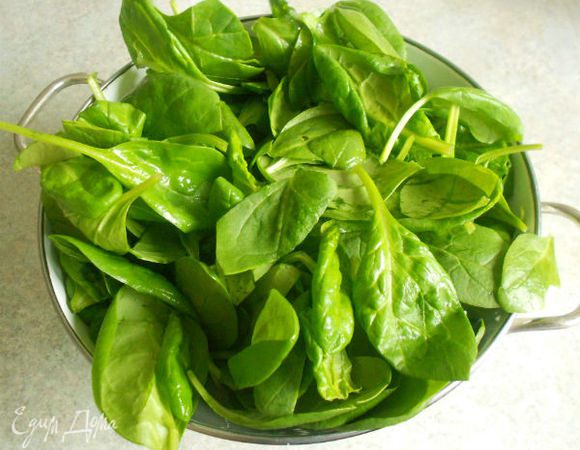 Промытый шпинат поместить в большой сотейник с 3 ст.л. воды и готовить, помешивая 3-4 мин. Он должен стать мягче, но не утратить своей текстуры.