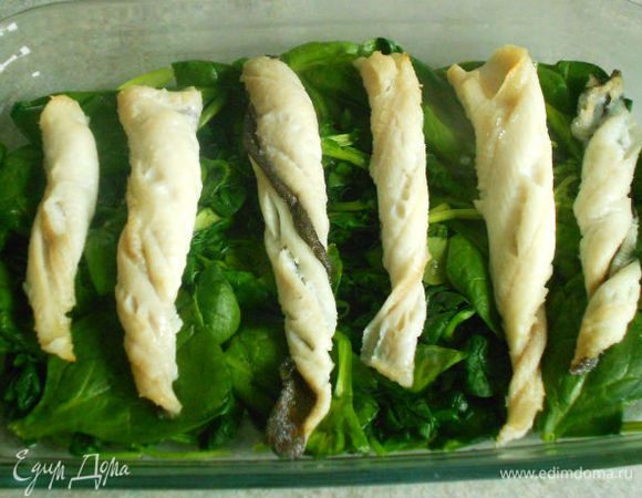 Переложить шпинат в смазанную сливочным маслом огнеупорную форму, слегка посолить, сверху поместить рыбу и поставить под выключенный гриль, чтобы блюдо было в тепле.
