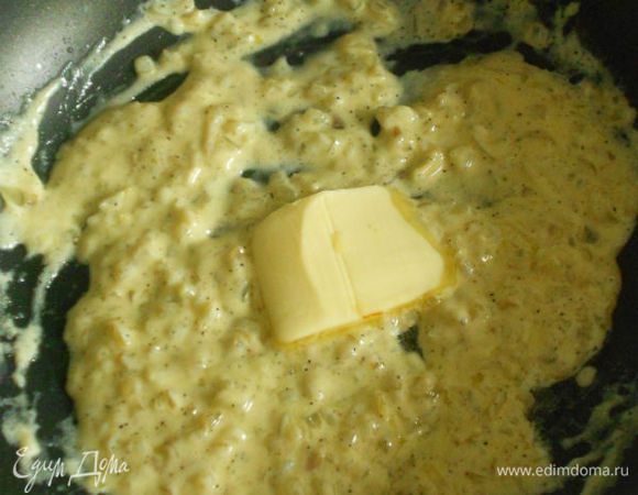 К луку добавить сливки, соль, перец и перемешать. Затем добавляйте туда сливочное масло маленькими кусочками, каждый раз хорошо перемешивая.
