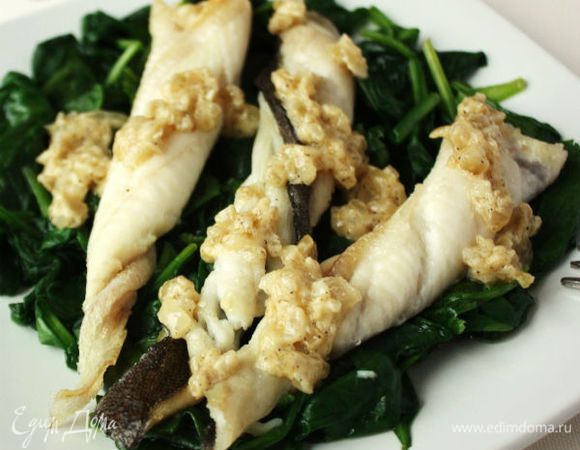 Готовым соусом полейте рыбу и шпинат, затем полейте лимонным соком и подавайте на стол. Приятного аппетита!