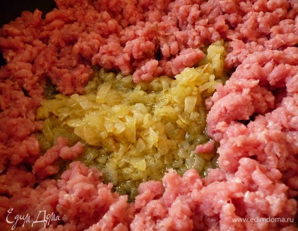 Лук репчатый мелко нарежьте и обжарьте его до прозрачности на смеси сливочного и растительного масла. Добавьте мясной фарш.