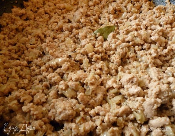 Перемешайте фарш с луком и на небольшом огне, постоянно помешивая, обжаривайте его до испарения жидкости 10–15 минут. В конце обжаривания фарш посолите и поперчите по вкусу, добавьте кусочек лаврового листа, накройте крышкой и дайте немного настояться. Иногда я еще добавляю к фаршу несколько зубчиков измельченного чеснока.