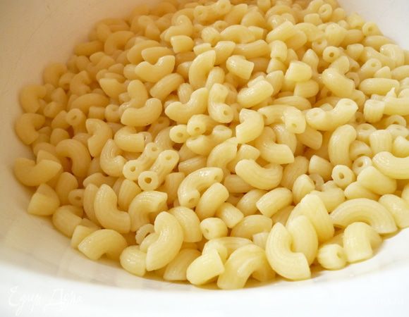 Отварите макароны (в моем случае рожки).