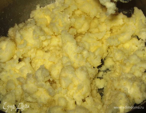 Взбить размягчённое масло с сахаром. 