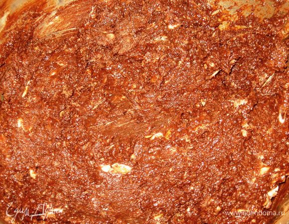 Добавить яйца,миндаль (немного оставить на украшение),какао,хорошо перемешать.